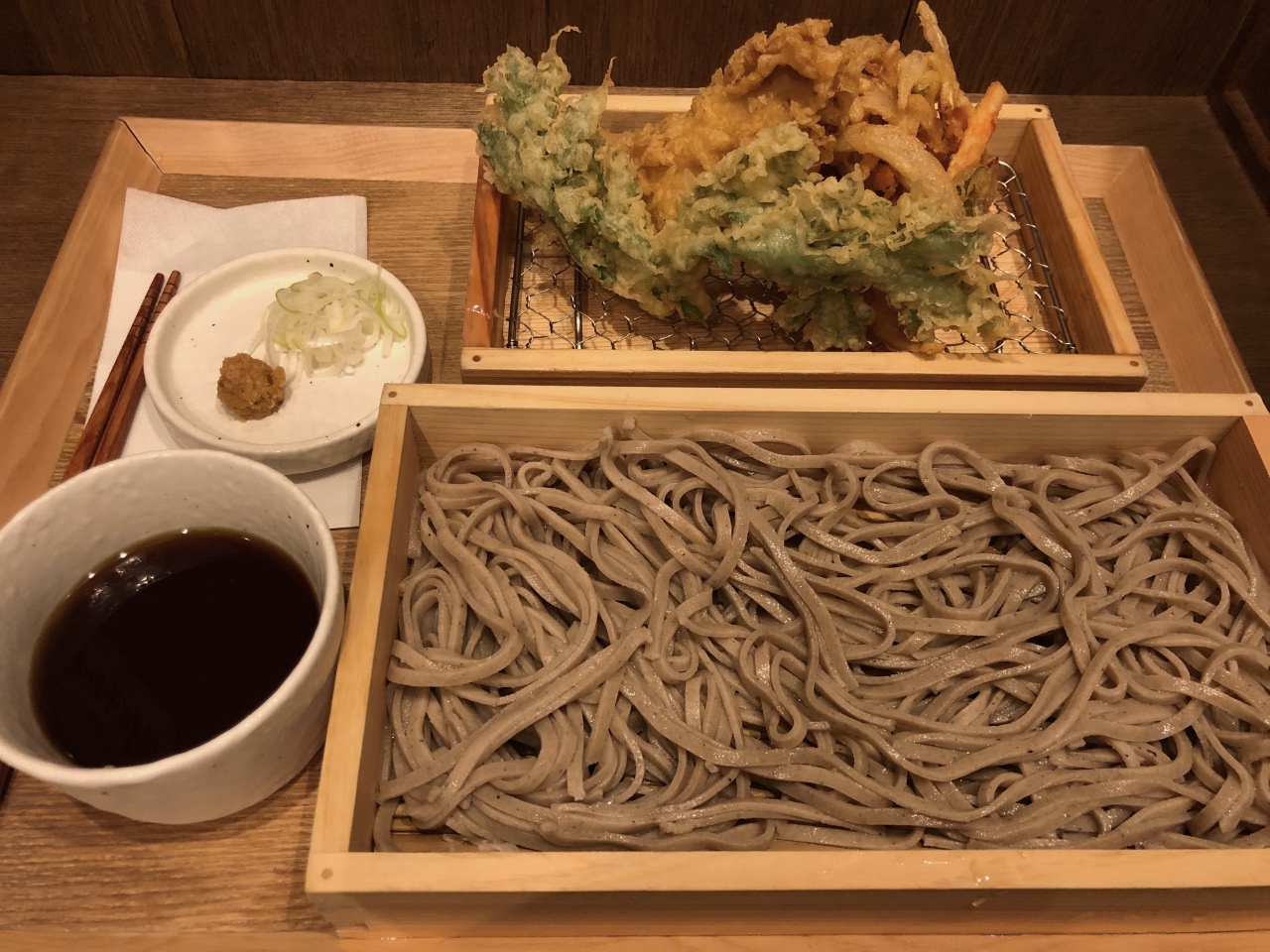 十割そばとサックサクな天ぷらの食感をリーズナブルに堪能できる中村麺兵衛