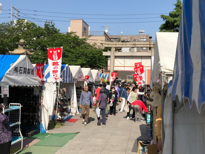 【こんこん靴市】国産本革靴が激安なのはもちろん、運が良ければ『一点もの』も見つかる