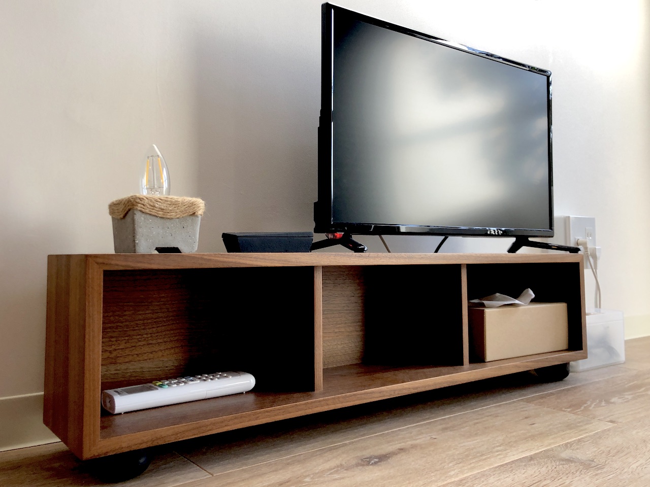 壁に付けられる家具をテレビ台にカスタマイズする簡単な方法