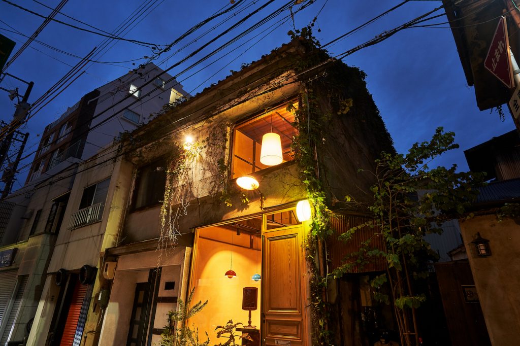 くつろげる癒やし空間|築70年の風格ある店構え|リノベーション by 創造舎