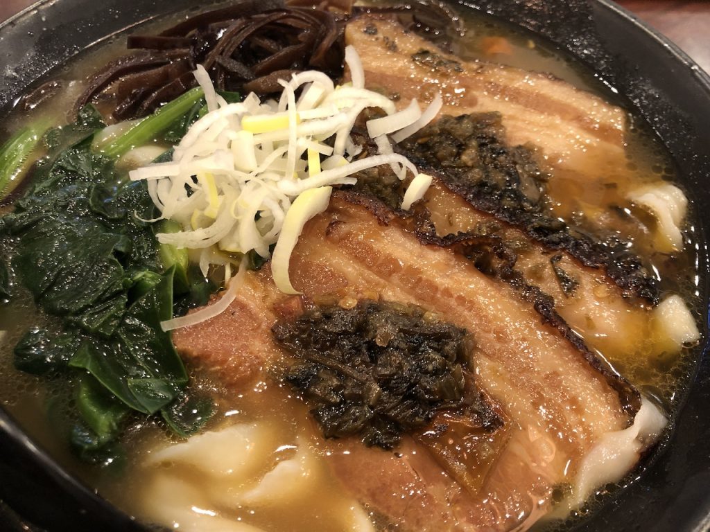 豚角煮の刀削麺|横浜中華街食べ歩き