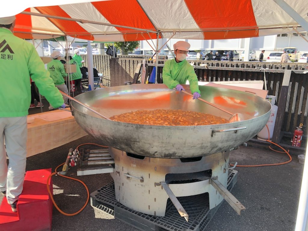 大きな鍋で大量に作る「芋煮」｜そのまんま美川オフィシャルブログ