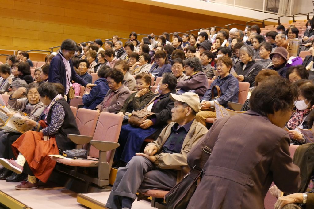 会場いっぱいのお客様ご来場|美川憲一ものまね芸人・そのまんま美川