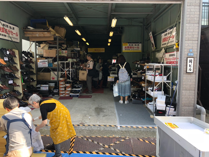 こんこん靴市・靴のめぐみ市攻略法!境内の外では皮革産業関連企業の展示即売もあります|男の一人暮らしブログ