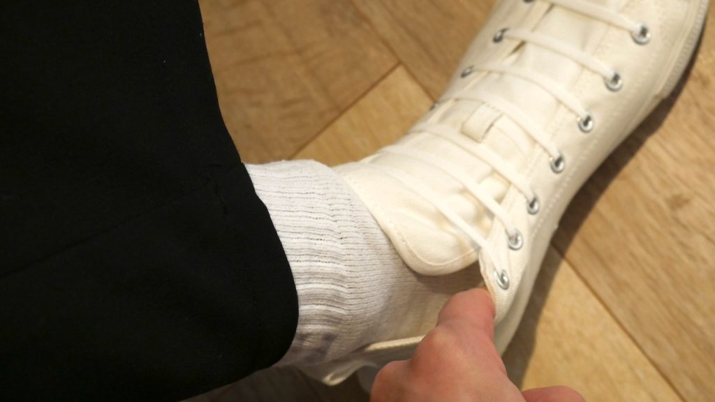 ダイソー「結ばない靴紐」のハイカットスニーカー着脱シーン｜男のひとり暮らしブログ
