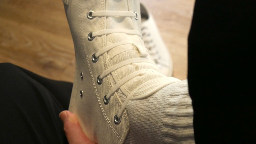 ダイソー「結ばない靴紐」のハイカットスニーカー着脱シーン｜男のひとり暮らしブログ