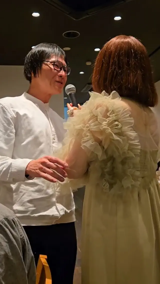 どうも〜！そのまんま美川です📷

昨日は藤枝市にあるオシャレなレストランへ🍽️

古いお付き合いのシャンソン歌手・渡辺靖子さんのライブを楽しみました😊

ジョイントでライブしたこともあって久しぶりの再会のひととき😃

マイク向けられるとねぇ〜
調子のっちゃうアタクシ🙄